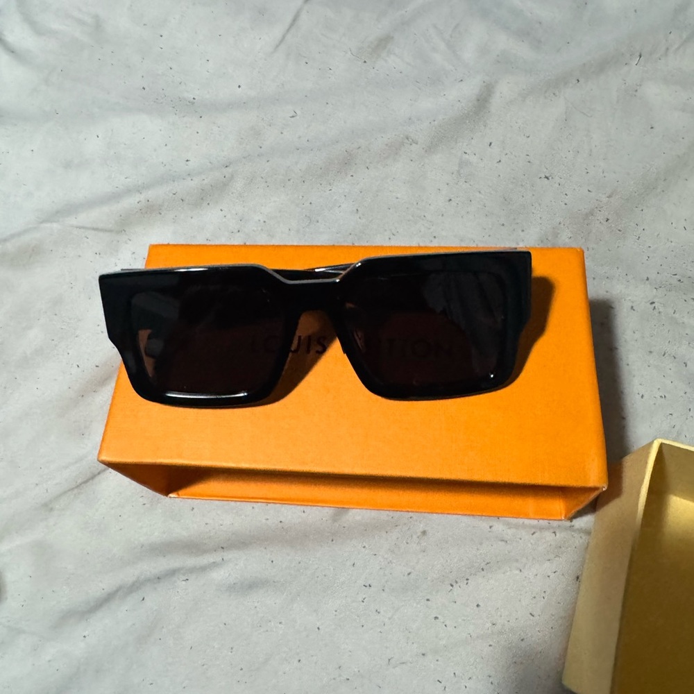 Louis Vuitton Black Sunglasses Fashionable Accessories